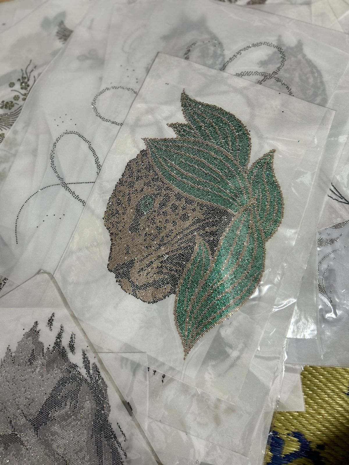 Leopard Face Rhinestone Hotfix Sticker | Silver & Green Iron-On Transfer for T-Shirts & Apparel
